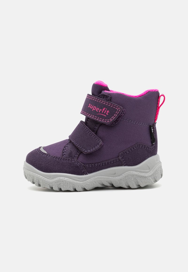 Botte d'hiver pour enfants violette et rose avec semelle grise texturée et deux bandes Velcro, marquée "superfit" sur la bande supérieure.