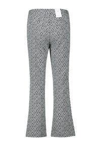 Pantaloni a campana in bianco e nero con un design geometrico, realizzati in tessuto con una consistenza liscia, dotati di un'etichetta in vita.