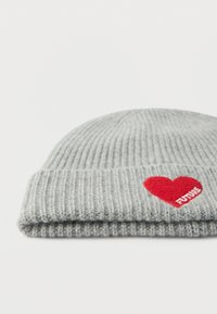 Γκρι πλεκτό σκουφάκι με ραβδωτή υφή, διακοσμημένο με μια κόκκινη τσόχινη καρδιά και τη λέξη «FUTURE» κεντημένη με λευκό χρώμα. Διπλωμένο στο κάτω μέρος.