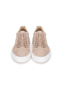 Zapatillas de ante beige con suelas de goma blanca, diseño de punta redonda y cierre de cordones. Textura suave con detalles de costura cerca de los laterales.
