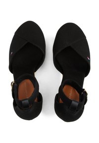 Sandales en tissu noir avec un design à bretelles croisées, une boucle à la cheville et des semelles texturées. Semelles intérieures en cuir et un petit détail de logo sur le côté.