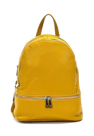 Sac à dos en cuir jaune avec un design arrondi, surface texturée, fermetures à double zipper et une poignée supérieure pour un transport facile.