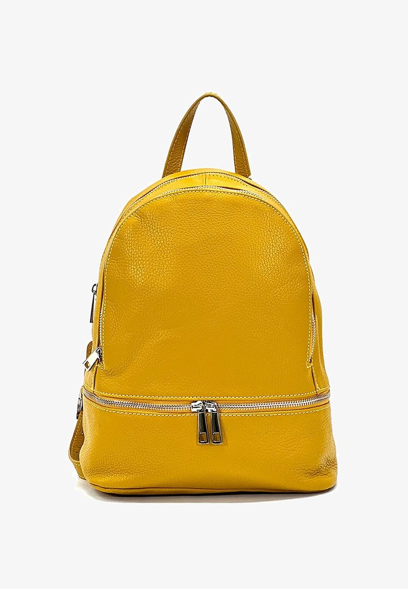 Sac à dos en cuir jaune avec un design arrondi, surface texturée, fermetures à double zipper et une poignée supérieure pour un transport facile.