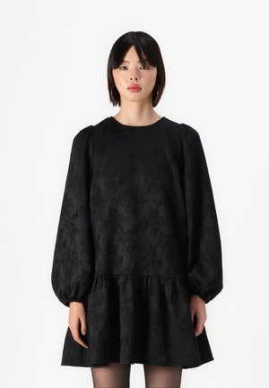 PCNETHE O NECK TIE DRESS - Cocktailkjole - black