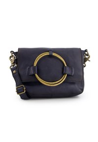 Navyfarbige Lederhandtasche mit goldfarbenem, rundem Akzent, magnetischem Klappverschluss und verstellbarem Tragegurt. Mit strukturiertem Oberflächenmaterial und Metallbeschlägen.