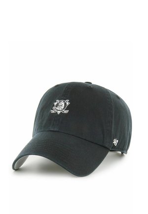 Schwarze Baseballkappe mit einem weißen, gestickten Logo einer Hockeymaske und gekreuzten Schlägern auf der Vorderseite sowie '47' an der Seite.