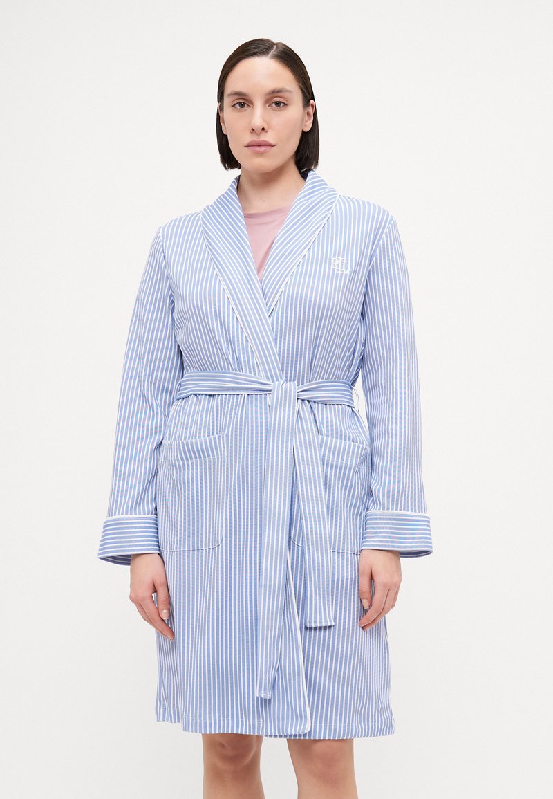 Blå och vit randig morgonrock med långa ärmar, bälte, sidofickor och en mjuk textur; har en logotyp på bröstet.