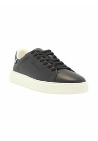 Sneaker in pelle nera con punta rotonda, suola piatta bianca e dettaglio del tallone a contrasto. Presenta lacci e logo in rilievo sul lato.
