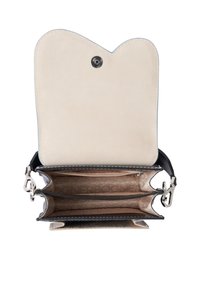 Borsa a mano in pelle nera con patta arrotondata, hardware in argento e rivestimento in suede beige. Presenta più scomparti per l'organizzazione.