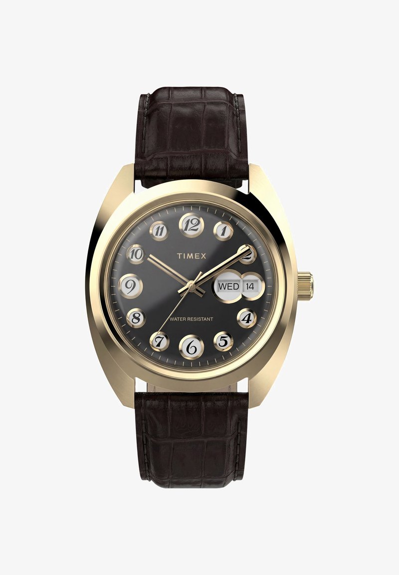 Χρυσόχρωμο ρολόι Timex με μαύρο καντράν, καφέ δερμάτινο λουράκι, μεγεθυμένη ένδειξη ημερομηνίας και ημέρας και σήμανση ανθεκτικότητας στο νερό.
