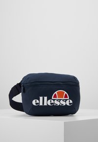 Borsetta blu navy realizzata in tessuto resistente, con chiusura a zip e un logo "ellesse" bianco ben in vista, accompagnato da un accento a forma di mezzo cerchio colorato.
