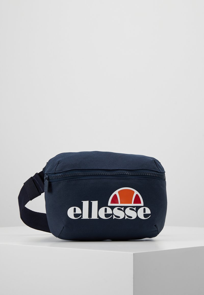 Borsetta blu navy realizzata in tessuto resistente, con chiusura a zip e un logo "ellesse" bianco ben in vista, accompagnato da un accento a forma di mezzo cerchio colorato.