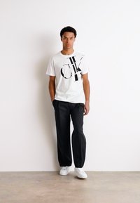 Calvin Klein Jeans REGULAR FIT SCATTERED LOGO - Apdrukāts T-krekls - white