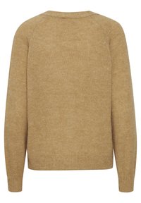 Hellbrauner, strukturierten Strickpullover mit rundem Halsausschnitt und langen, eng anliegenden Ärmeln. Nahtdetails entlang der Schulternähte.