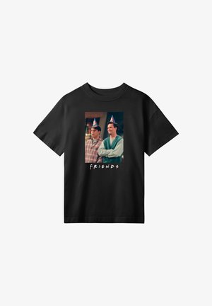 Zwarte t-shirt met daarop twee mannen in feesthoedjes, de ene in een geruite shirt en de andere in een groene sweater met mouwen, met de tekst "VRIENDEN" eronder.