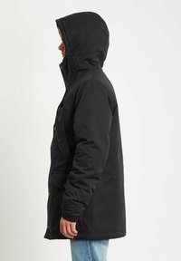 Schwarze Kapuzenjacke mit abnehmbarer Kapuze, vorderen Druckknöpfen und seitlichen Taschen, mit einer glatten Textur und einer lockeren Passform.