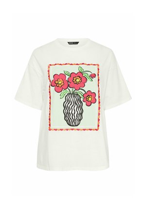 Wit T-shirt met korte mouwen en een kleurrijke print van een zwart-witte golvende vaas met drie rode bloemen en groene bladeren.