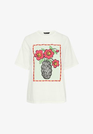 Wit T-shirt met korte mouwen en een kleurrijke print van een zwart-witte golvende vaas met drie rode bloemen en groene bladeren.