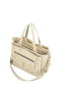 Bolso beis con dos asas superiores y correa desmontable. Presenta cierres con cremallera, texto y patrones abstractos, y una textura suave.