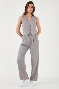 Šedý bezrukávový button-up top s výstřihem do V a zkráceným lemem, doplněný širokými šedými kalhotami. Oba vyrobené z lehké tkaniny.