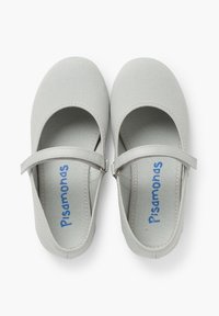 Šedé plátěné baleríny Mary Jane se zapínáním, kulatou špičkou a měkkým podšívkou. "Pisamonas" je vytištěno modře uvnitř. Plochá podrážka bez viditelného kovového hardware.