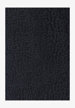 Melns teksturēts audums ar smalku, paceltu rakstu. Materiāls izskatās mīksts ar viegli caurspīdīgu īpašību, piemērots dažādiem dizainiem.