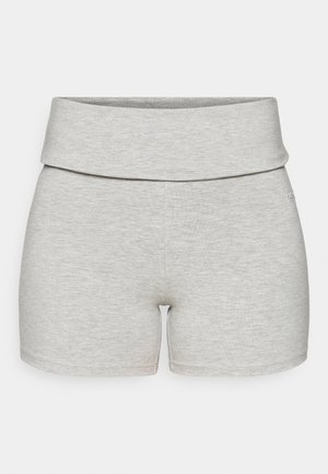 Gaiši pelēki kokvilnas šorti ar platu salocītu jostas vietu. Gluda tekstūra, pieguļoša forma un bez redzamām kabatām vai papildu detaļām.