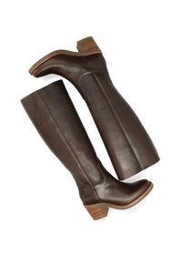 Botas de cuero marrón hasta la rodilla con punta cuadrada, tacón apilado y costuras en contraste. Textura lisa y acentos mínimos.