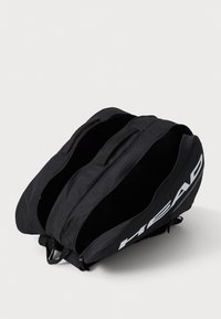 Mochila deportiva negra con dos compartimentos con cremallera, que presenta un gran logo blanco de "HEAD". Hecha de un tejido duradero con un acabado texturizado.