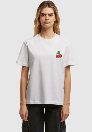 Weißes Baumwoll-T-Shirt mit kurzen Ärmeln, rundem Ausschnitt und einer rot gestickten Kirschgrafik auf der linken Brust. Glatte Textur.
