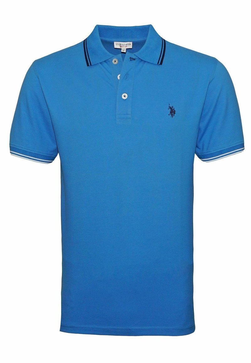 Polo bleu en coton, avec trois boutons, un col à rayures bleu foncé, et un logo brodé sur la poitrine.