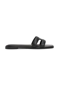Schwarze Leder-Sandalen mit zwei breiten Riemen, einer flachen Sohle und minimalistischem Design, mit glatter Textur und ohne sichtbare Beschläge.