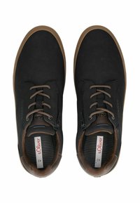 Černé textilní boty s hnědými akcenty, kulatá špička a texturovaná gumová podrážka. Obsahují šněrovací design s hnědými tkaničkami a polstrovaný vnitřek.