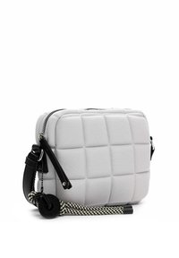 Borsa a tracolla grigia imbottita con design trapuntato, zip nera e accenti della tracolla, caratterizzata da una tracolla intrecciata e un'etichetta rotonda con logo.