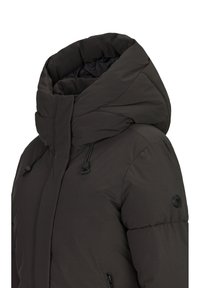 Zwarte gewatteerde jas met hoge kraag, voorzien van een trekkoord capuchon, een rits aan de voorkant en een zijzak. Glad materiaal met een matte afwerking.