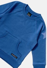 Blauwe lange mouwen sweatshirt met voorzak, ribgebreide boorden en zoom, sterapplicatie op de mouw en Villervalla merklabel.