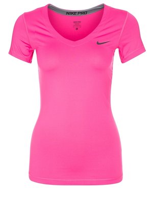 T-shirt de sport Nike Pro rose vif à manches courtes avec col en V et petit logo Nike swoosh noir sur la poitrine gauche.