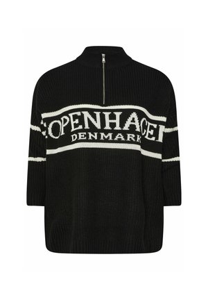 Schwarzer Strickpullover mit hohem Kragen, der ein weißes "KOPENHAGEN DÄNEMARK"-Grafikdetail und horizontale Streifen an den Ärmeln aufweist.