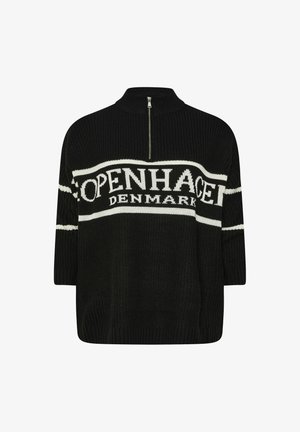 Zwart gebreid vest met een hoge kraag, voorzien van een witte "COPENHAGEN DENMARK" opdruk en horizontale strepen op de mouwen.