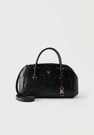 Borsa a mano in pelle nera con loghi floreali in rilievo, emblema GUESS in tono oro, doppio manico, tracolla removibile e dettaglio con ciondolo pendente.