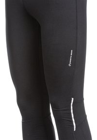 Sorte atletiske leggings med en glat tekstur, der har netpaneler og reflekterende detaljer langs siderne. Logo på låret.