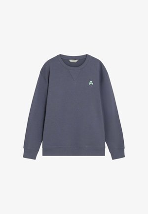 Sudadera de cuello redondo de color gris oscuro con mangas largas, puños acanalados y un pequeño logo de calavera y huesos cruzados en verde claro en el pecho izquierdo.