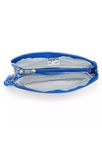 Funda azul con cremallera hecha de material textil, que cuenta con un interior estampado, dos compartimentos y un lazo para llavero.