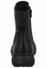 Sort læder ankelstøvle med en glat overflade, der har en sidelukning og en robust gummisål. Minimalistisk design og strømlinet form.