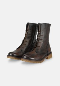 Brune læder ankelstøvler med en tekstureret finish, snørebånd foran, lynlås i siden og en kraftig crepe sål. Robust design med en klassisk silhuet.