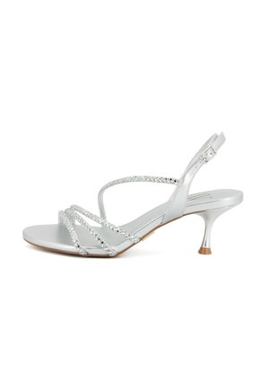 Sandalo argento con tre sottili cinturini intrecciati davanti, cinturino alla caviglia con fibbia e tacco basso curvo con punta color cuoio.