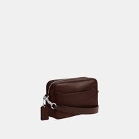 Petit sac bracelet en cuir marron foncé avec fermeture éclair et clip argentés, doté d'une poche extérieure et d'une étiquette de marque attachée.