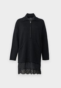 Maglione nero lavorato a maglia con colletto a mezza cerniera, maniche lunghe, due tasche anteriori e dettaglio in pizzo sull'orlo.