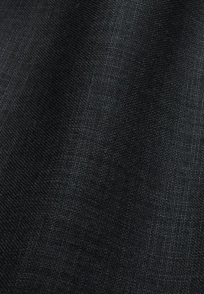 Tessuto nero con una finitura a trama fine e testurizzata, caratterizzato da un motivo uniforme e una superficie liscia, adatto per diverse applicazioni tessili.