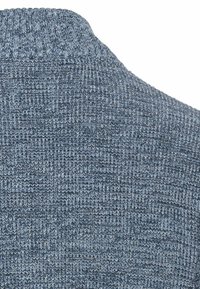 Gestickter Pullover mit einem gerippten Halsausschnitt, strukturiertem Oberflächen und einer Mischung aus dunklen und hellblauen Fäden. Hauptsächlich mit einem kreisförmigen Rückendesign.